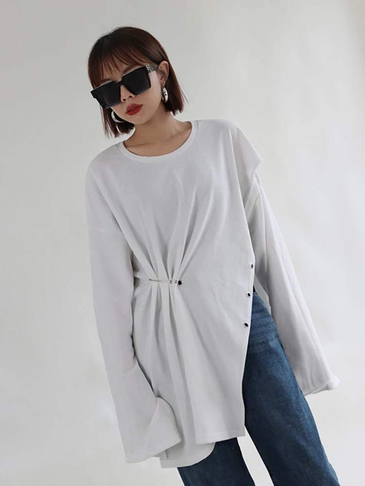 [EAM] Women Black Side Slit Irregular Big Size T-shirt New Round Neck Long Sleeve Fashion Tide Spring Autumn 2024 1DE8803