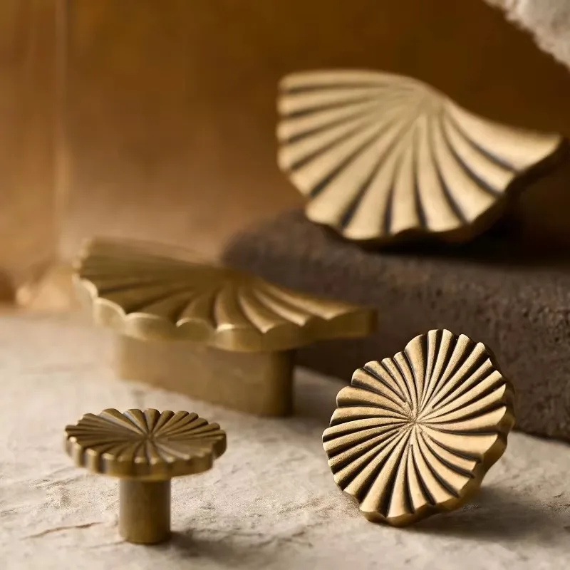 High End Light Luxury Antique Bronze Wardrobe Cabinet Handles American Vintage Single Hole Pulls for Drawers and Wine Cabinets