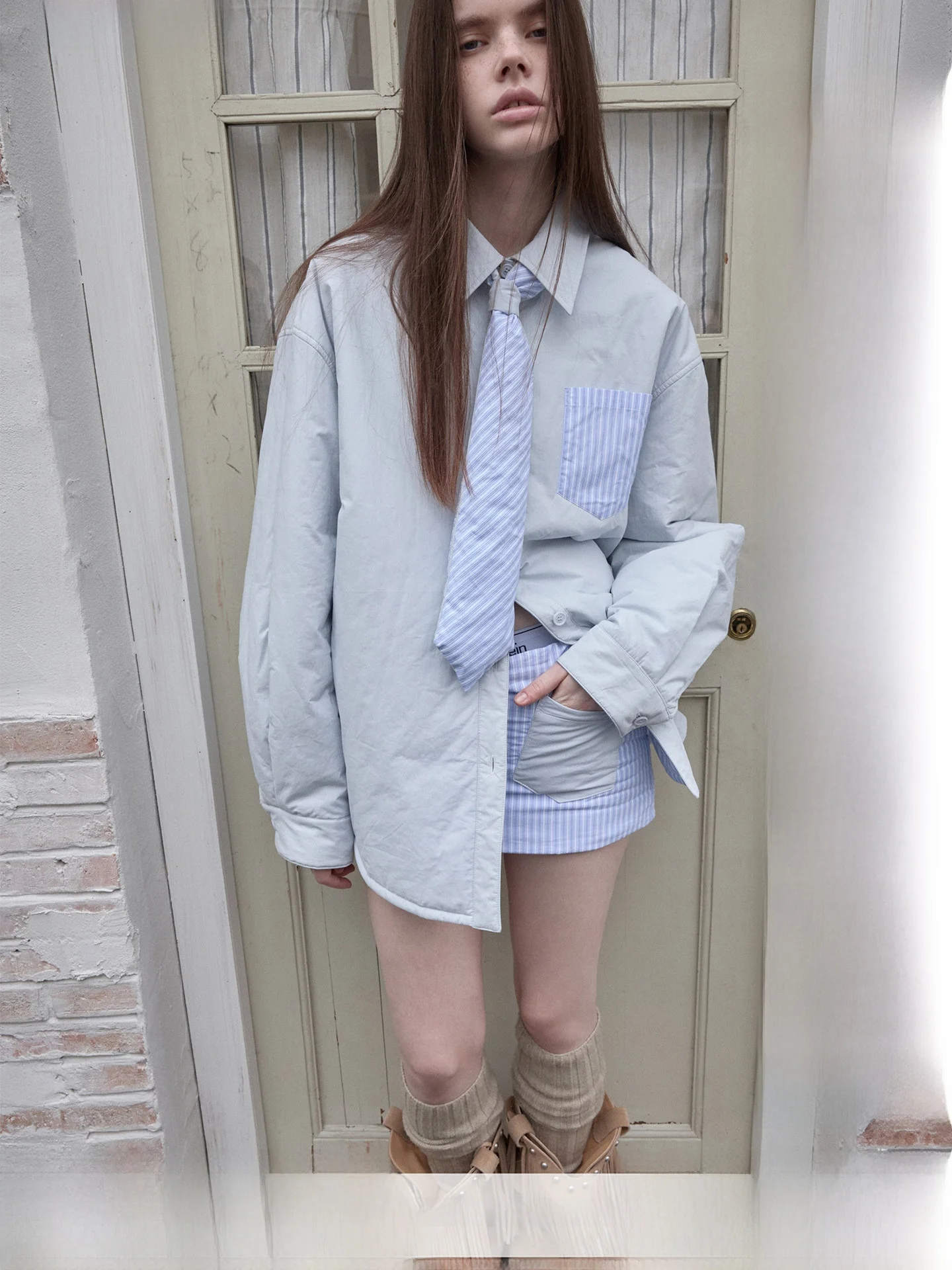 

Комплект из двух предметов JINN STUDIO: хлопковая рубашка с вышивкой и полосками в стиле колор-блок и юбка-трапеция. Модная женская осенняя одежда.