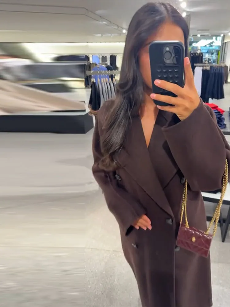 Elegancki płaszcz damski z klapami, jednolity kolor, długi, luźny, dwurzędowy, z długim rękawem, odzież wierzchnia, jesień-zima 2025, styl miejski, do pracy.