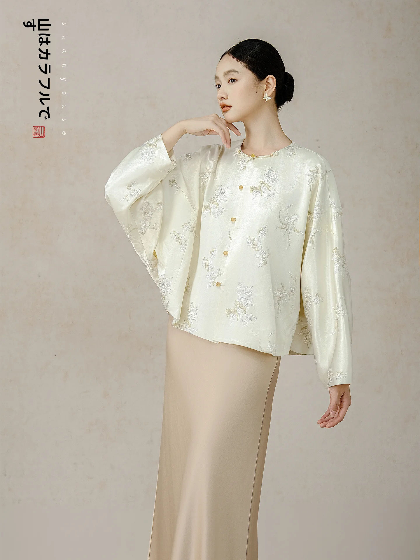 

Новая китайская вышитая куртка-жакет осенней коллекции 2025 года, свободного кроя, с длинными рукавами, круглым вырезом, в традиционном национальном стиле, женская верхняя одежда.