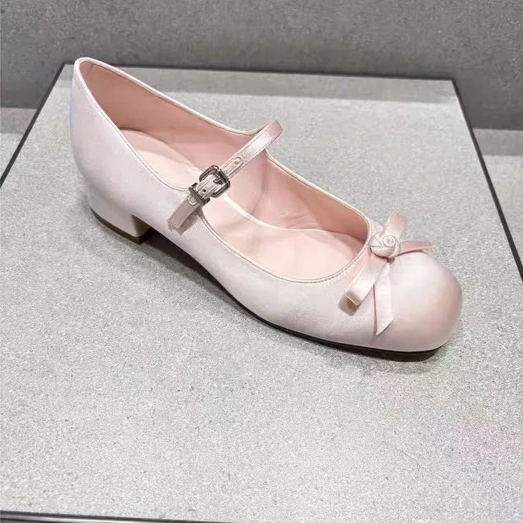 

Новый стиль женских весенне-осенних туфель с квадратным носком, толстым каблуком, бантом и мелким отверстием, туфлями Мэри Джейн.