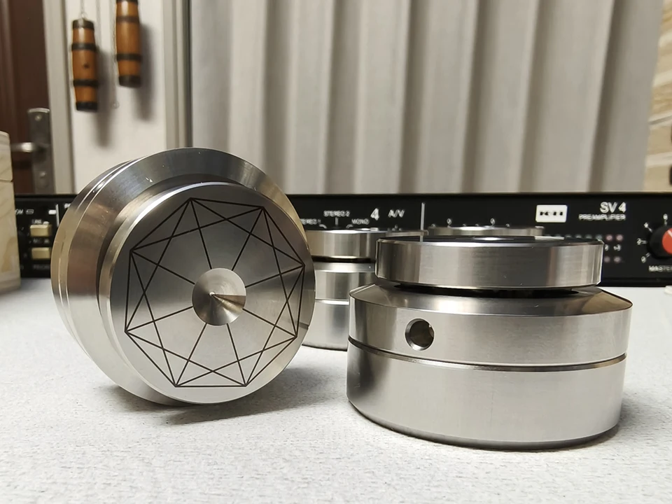 Edelstahl-Keramikkugel-Isolationsfüße, Stoßdämpfende Spike-Pads für Standlautsprecher, Verstärker und CD-Player – Detail 1