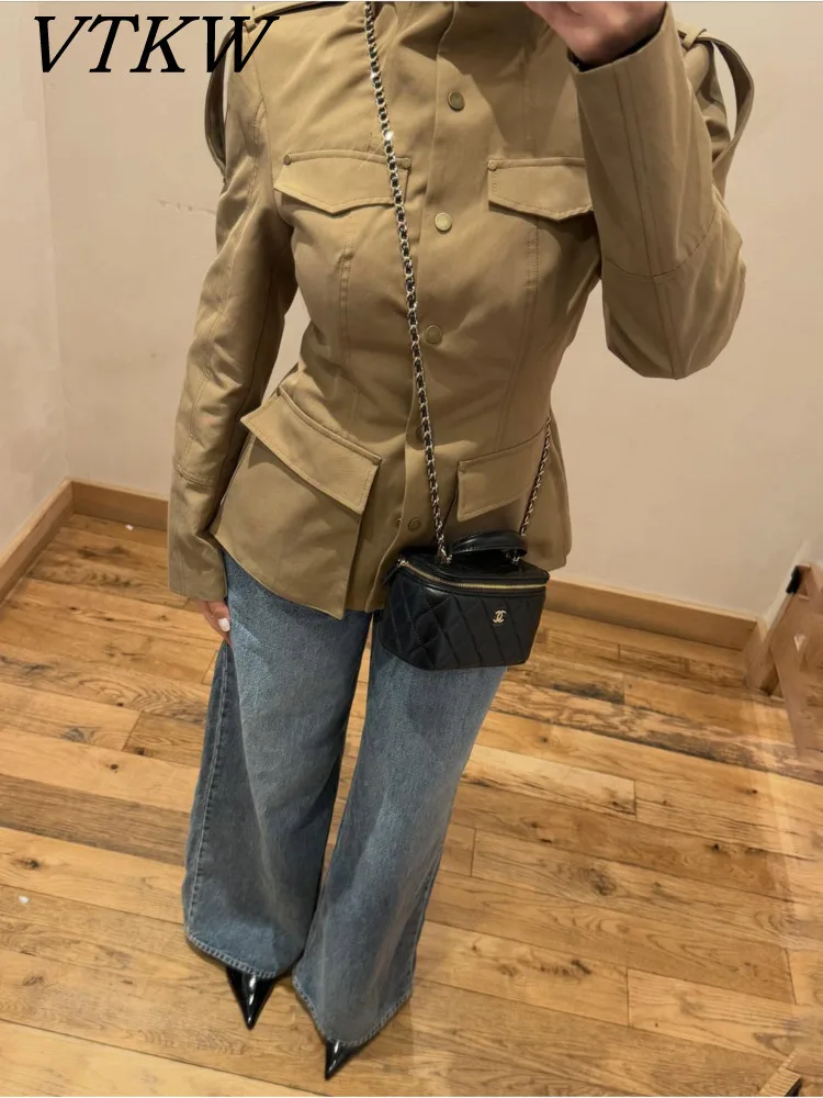 

VTKW 2026 Новая женская повседневная элегантная куртка-сафари с воротником-стойкой, погонами, застежкой на пуговицах, приталенного кроя, с длинными рукавами и функциональными карманами