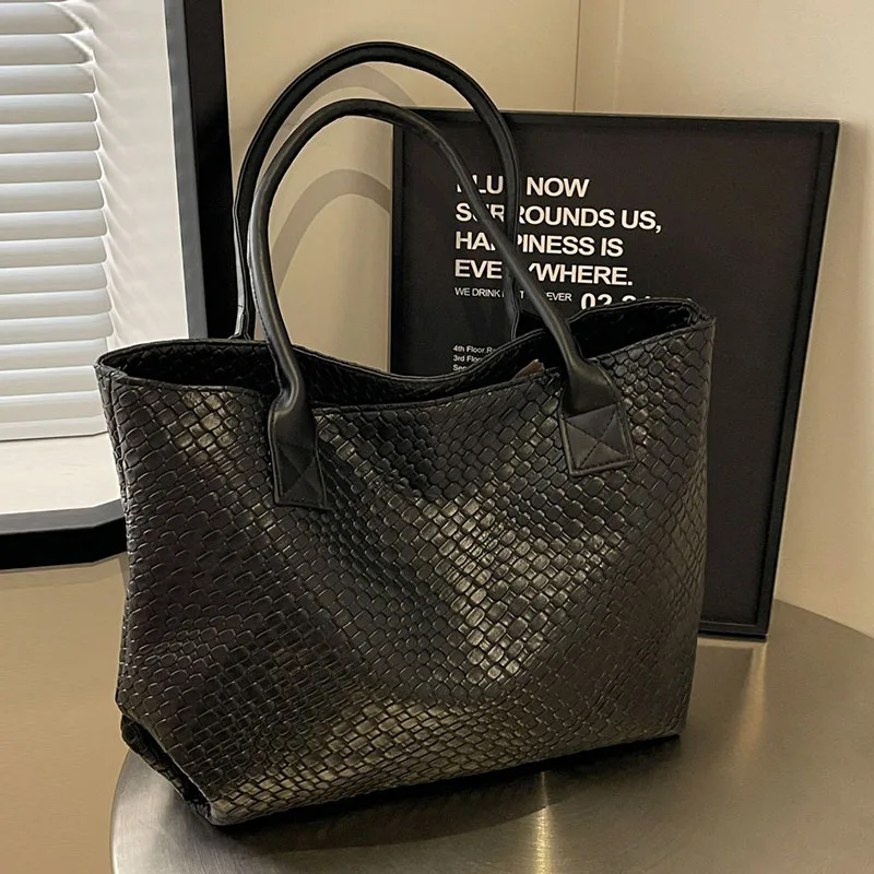 حقيبة يد ذات سعة كبيرة بنمط منسوج، حقيبة كتف عصرية، تصميم متخصص، حقيبة كتف بلون موحد، مناسبة للتسوق اليومي