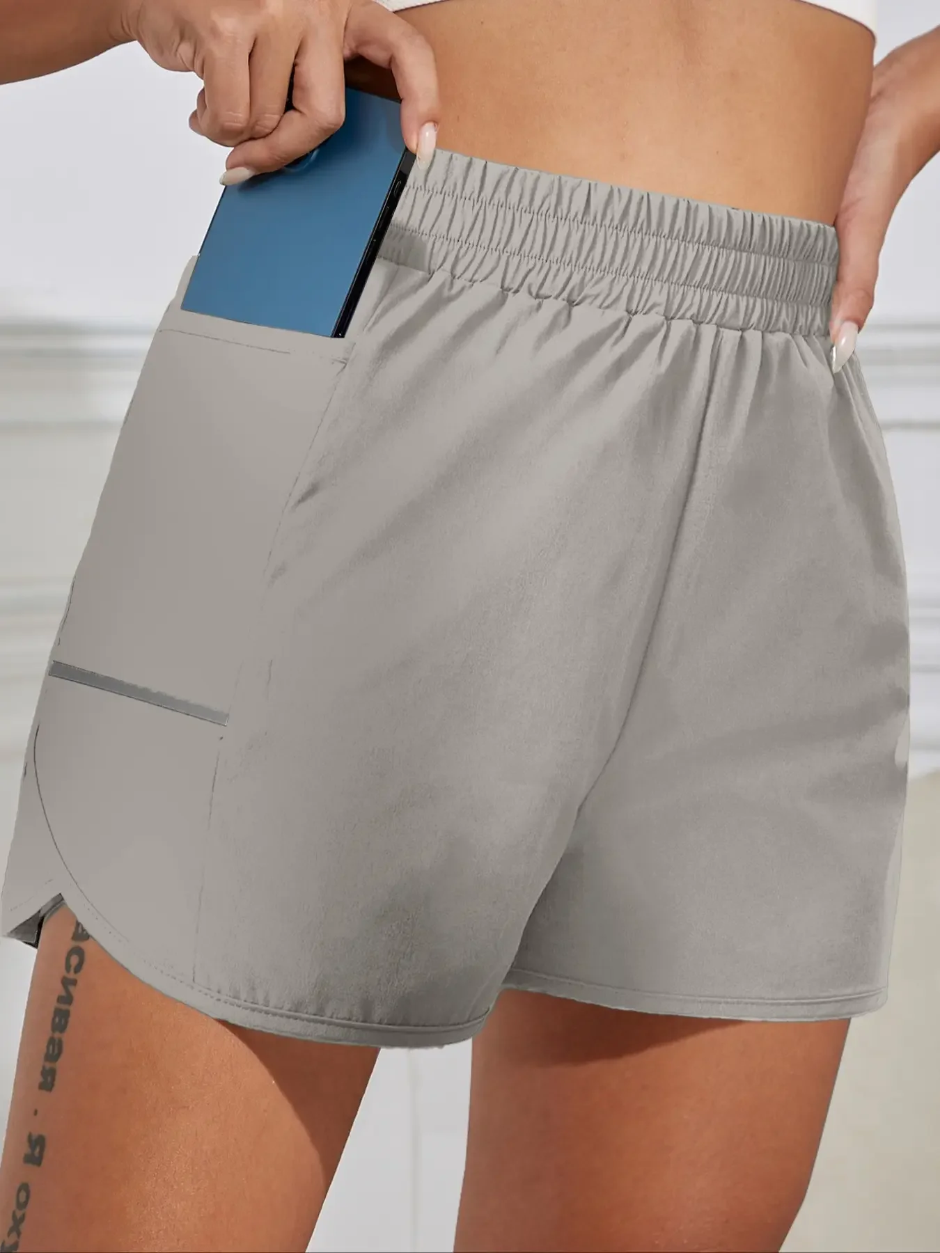 Neue Damen-Shorts mit Handytasche, elastischem Bund, Sportgürtel, reflektierenden Streifen, lässige, modische Sportshorts. – Detail 15