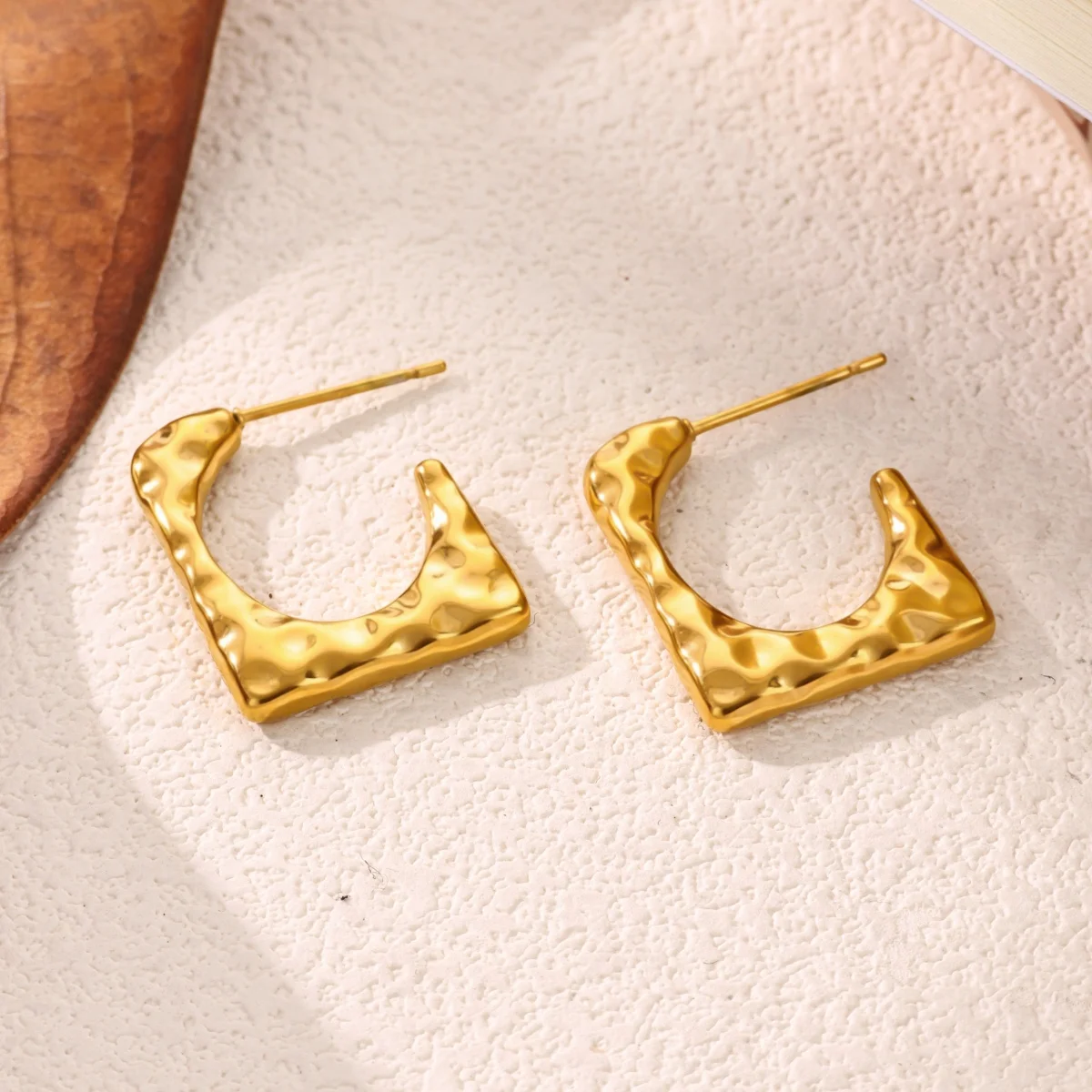 Vintage Goldfarbene Edelstahl-Creolen, gehämmerte geometrische quadratische plissierte klobige Croissant-Ohrringe, Damenschmuck – Detail 2