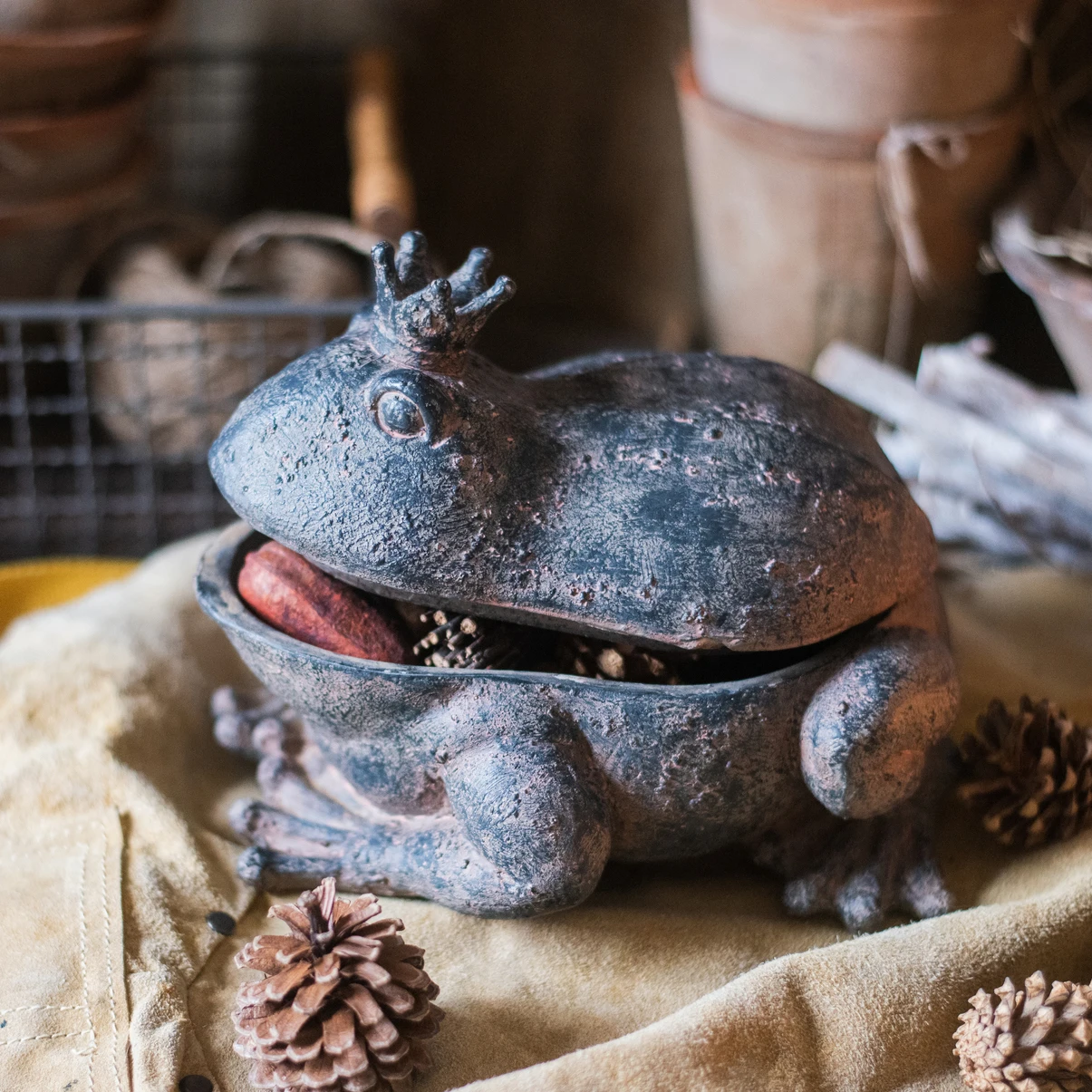 

Vintage Frog Decor Resin Statue, Realistic Toad Sculpture for Entryway Table, Garden Ornament Storage Box with Retro Aesthetic
