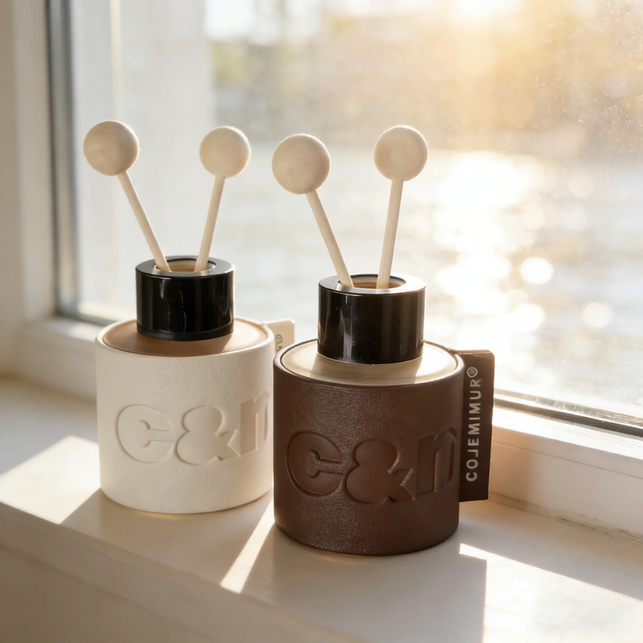Home Fragrance Leather Diffuser - 50ml 高品質レザーカーリードディフューザーオイル、ガーデニアアロマセラピーエッセンシャルオイル、家庭/オフィス用フレグランスデコレーションギフト