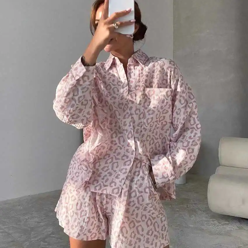 

Комплект с леопардовым принтом irt And orts. Женский комплект Faion Spring 2024, длинные брюки на пуговицах и кружевным подолом.