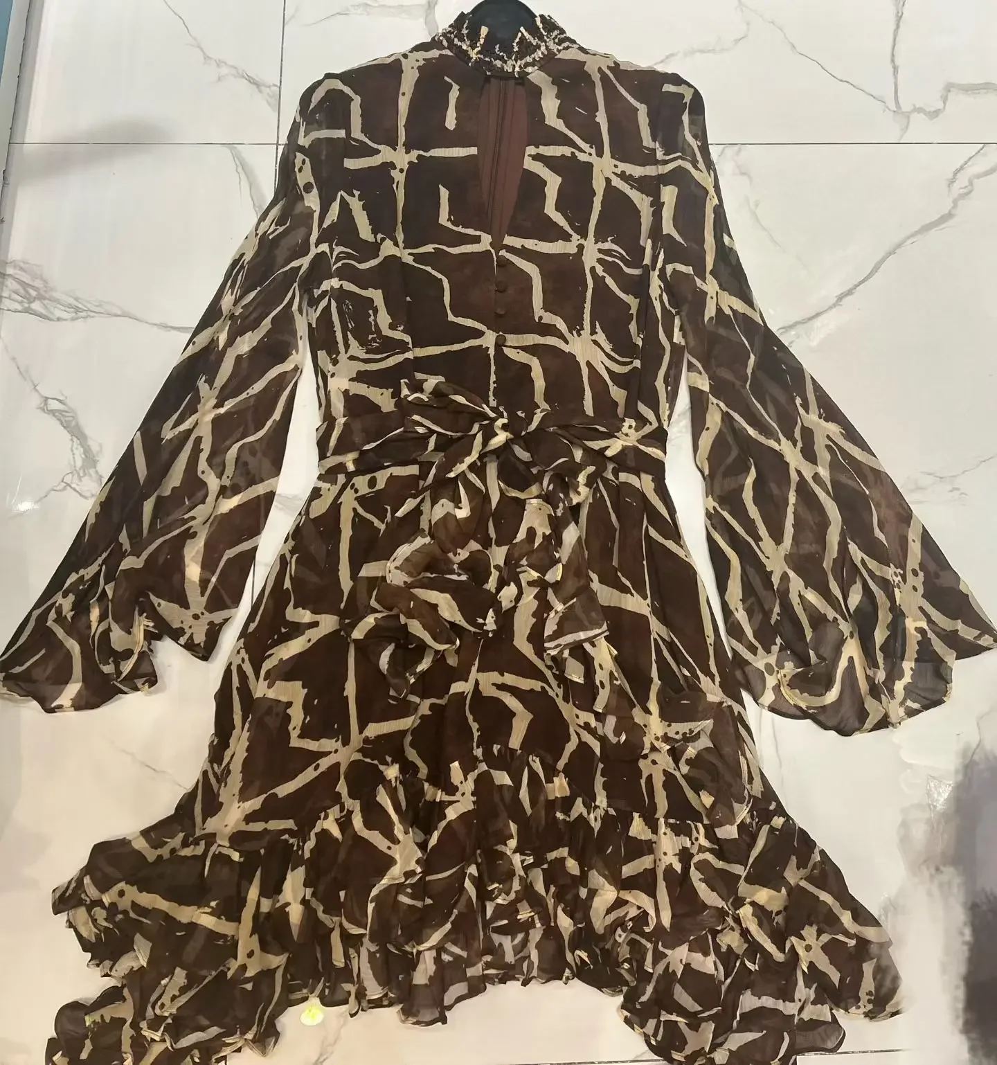 فستان نسائي قصير بطباعة هندسية مفرغة وياقة واقفة وأكمام مضيئة مزين بشريط أنيق للسيدات