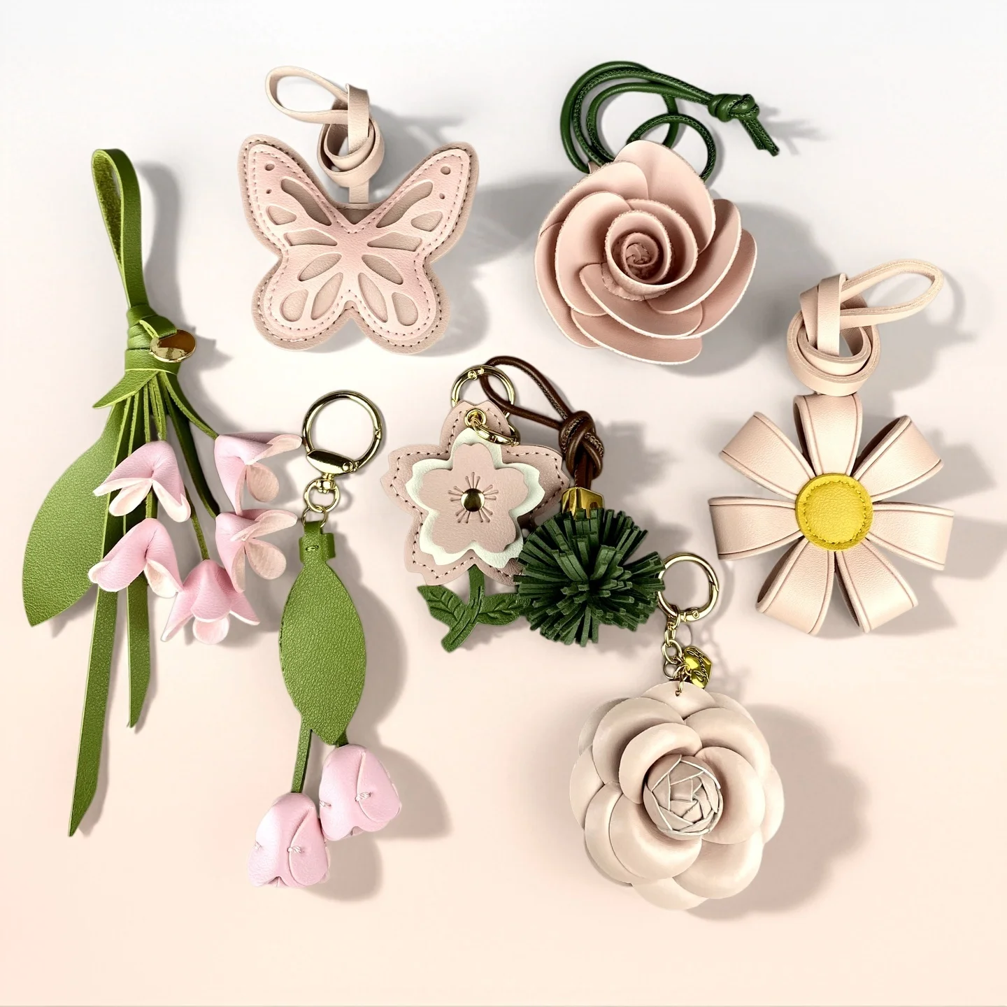 Set de Llaveros de Cuero PU Rosa con Flores para Bolsos - Accesorios de Llavero con Colgante Floral Hecho a Mano para Carteras - Potenciador Diario de Buena Humor / Regalo