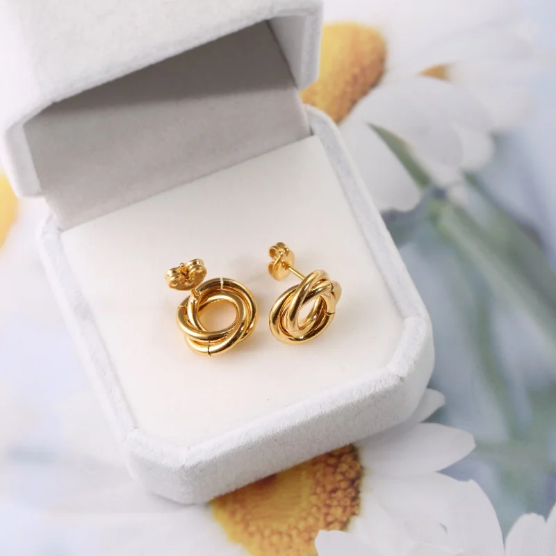 1 piece of stainless steel plated with 18K gold, double-ring twisted and knotted earrings. Multi-layered interlocking circular rings, three-dimensional interwoven earrings. Suitable for women's minimalist and cool style, perfect for everyday wear. The interlocking rings symbolize unity and devotion, making it a great gift for a girlfriend. Suitable for various occasions such as work, dates, shopping, and afternoon tea