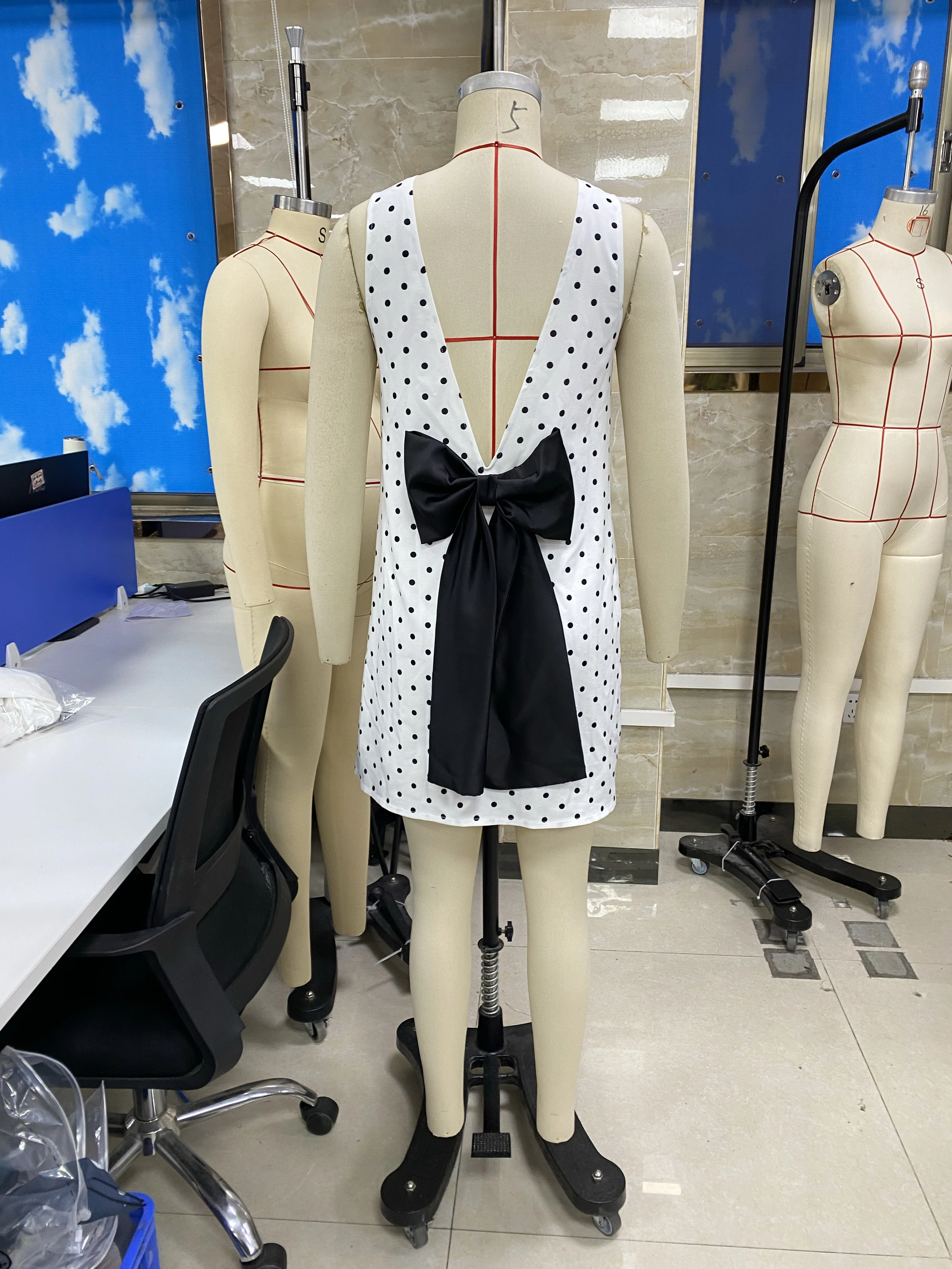 

Женское летнее мини-платье без рукавов с круглым вырезом и большим бантом с принтом в горошек, платье-майка