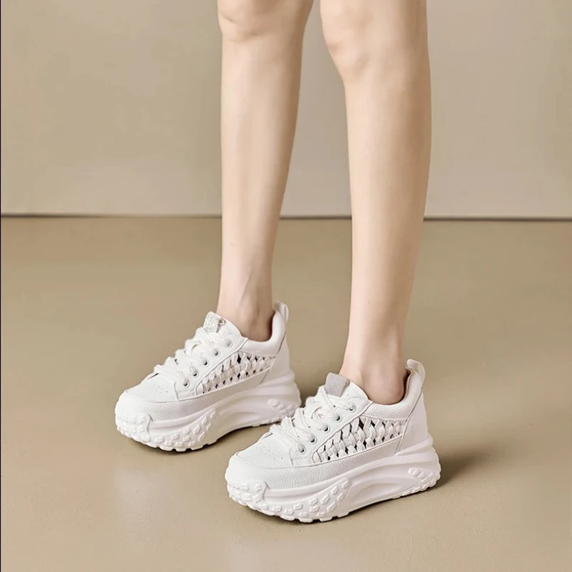 

2025 7,5 см замшевые женские кроссовки на танкетке из натуральной кожи, удобные модные кружевные дышащие женские кроссовки на массивном каблуке, летняя обувь для отдыха