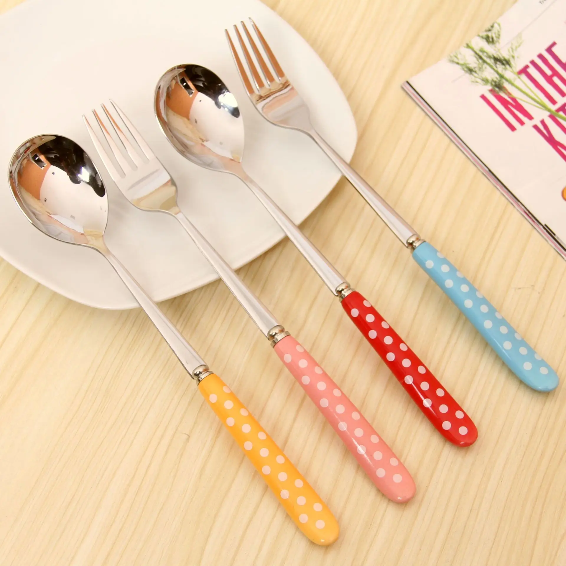 

Набор столовых приборов из 10 предметов: ложки и вилки с разноцветными керамическими ручками, нержавеющая сталь, узор в горошек.