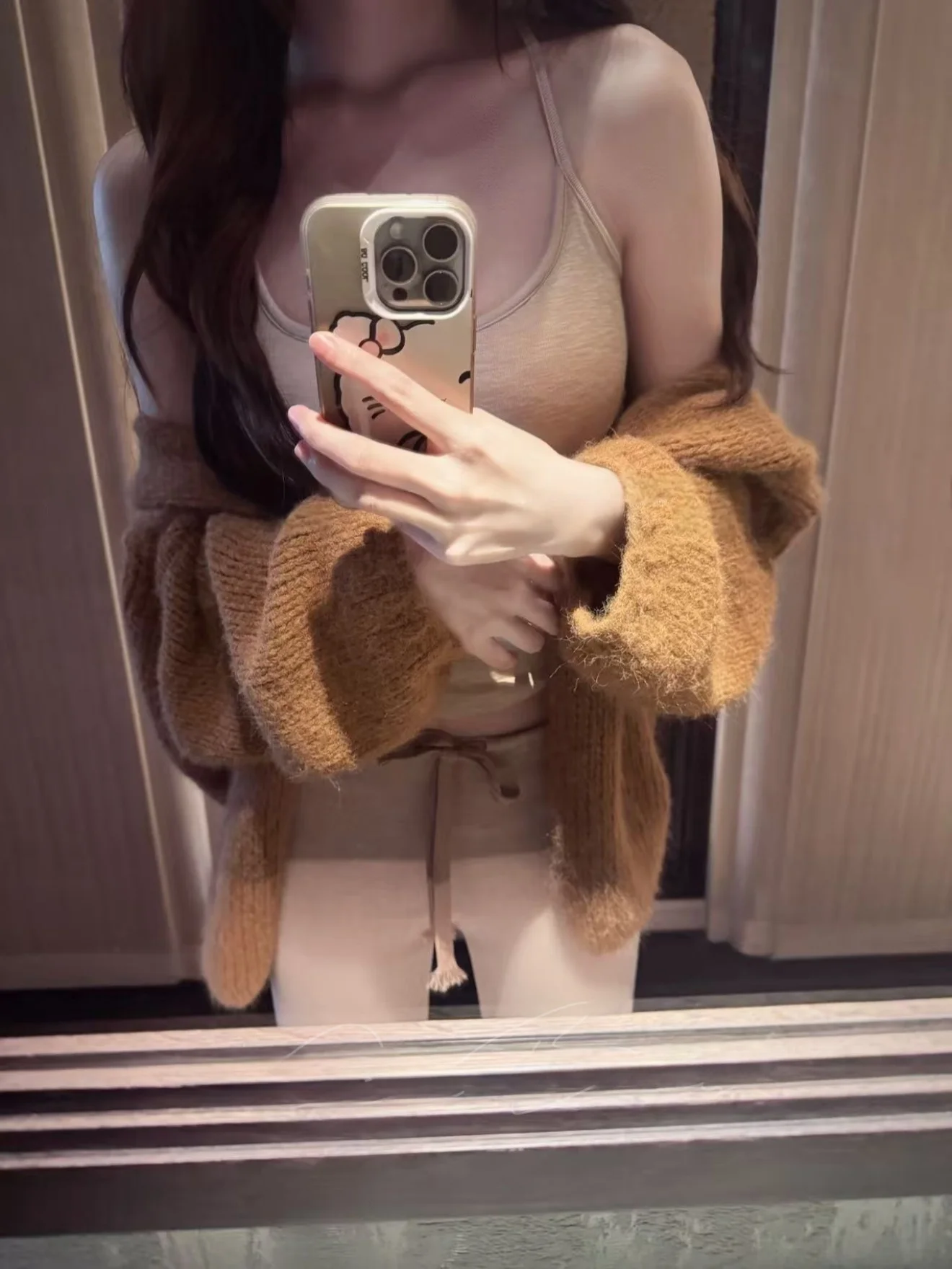 

Осенне-зимний комплект: уютный кардиган янтарно-коричневого цвета, жилет цвета хаки, свободные повседневные брюки и удобная футболка для женщин.