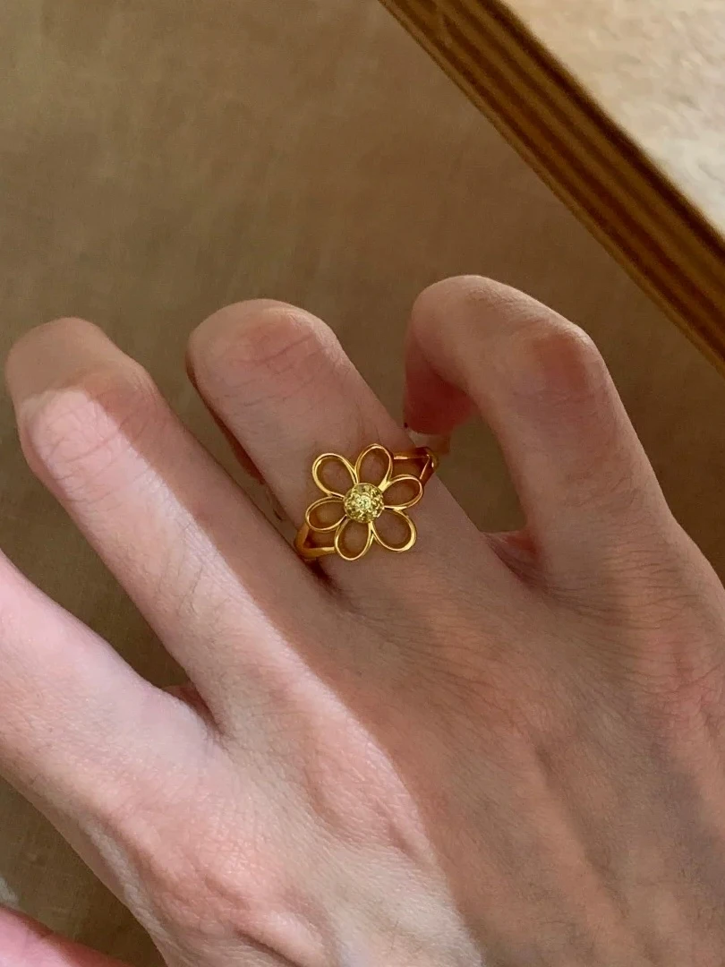 anel-de-luxo-jovem-com-flor-oca-amarela-para-mulheres-estilo-simples-banhado-a-ouro-elegante-anel-de-flor-com-diamante-amarelo-para-dedo-indicador