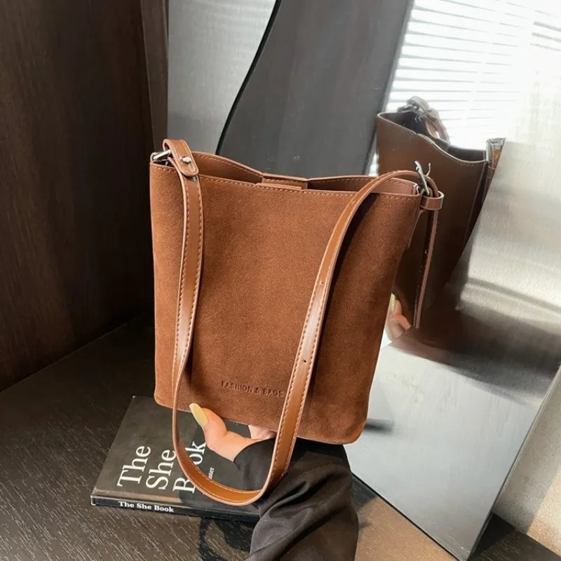 

Stylish Retro Messenger Bag For Women With Minimalist Business Look And Spacious Interior Perfect As A Luxury Diaper Bag