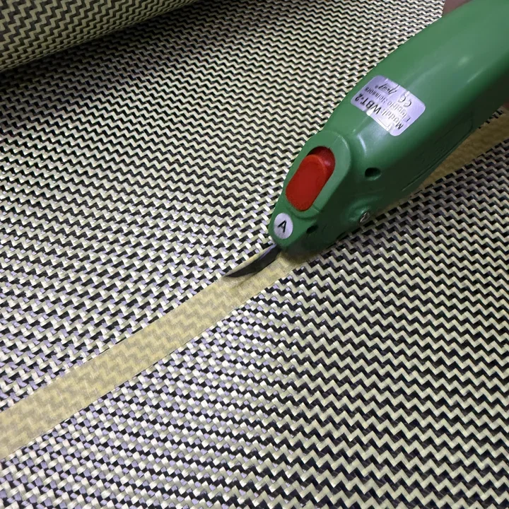 

1100D /3K 200gsm Yellow Kevar & Carbon fibermixed Fabric W pattern Carbon Kevlar Cloth 100cm*100cm roll up