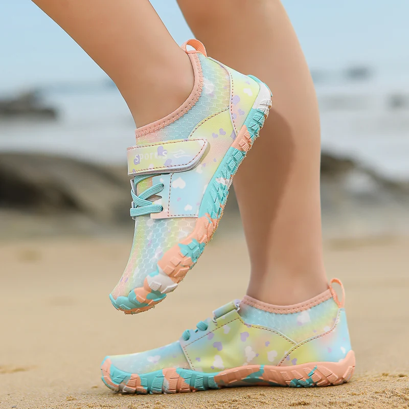 Nuevos zapatos de rastreo para niños, zapatos de playa para ocio al aire libre, zapatos de agua antideslizantes y transpirables con interferencias de velocidad