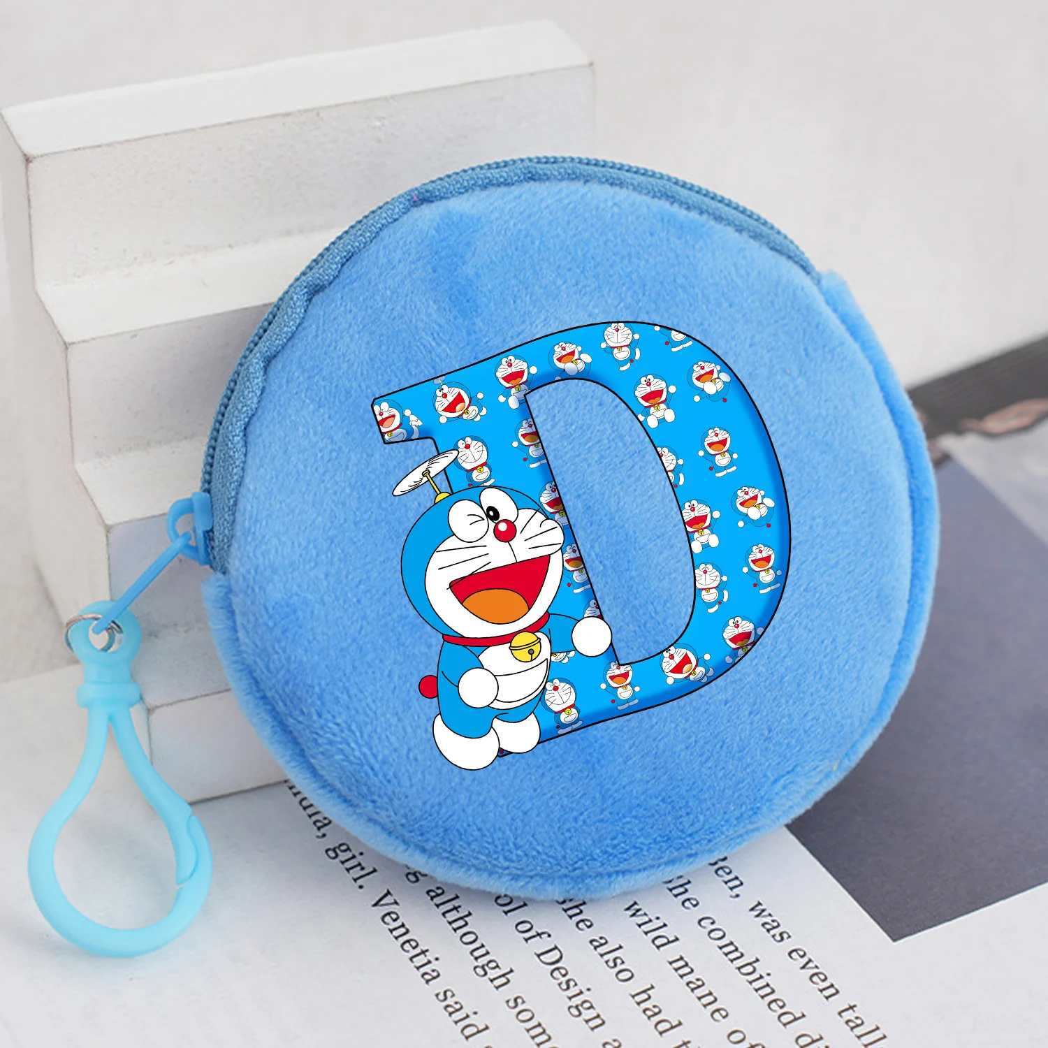 Doraemon monederos redondos de felpa A-Z bolsa de almacenamiento de letras lindo Anime azul Mini bolsa Kawaii dibujos animados impreso bolsa con cremallera nuevo regalo para niños
