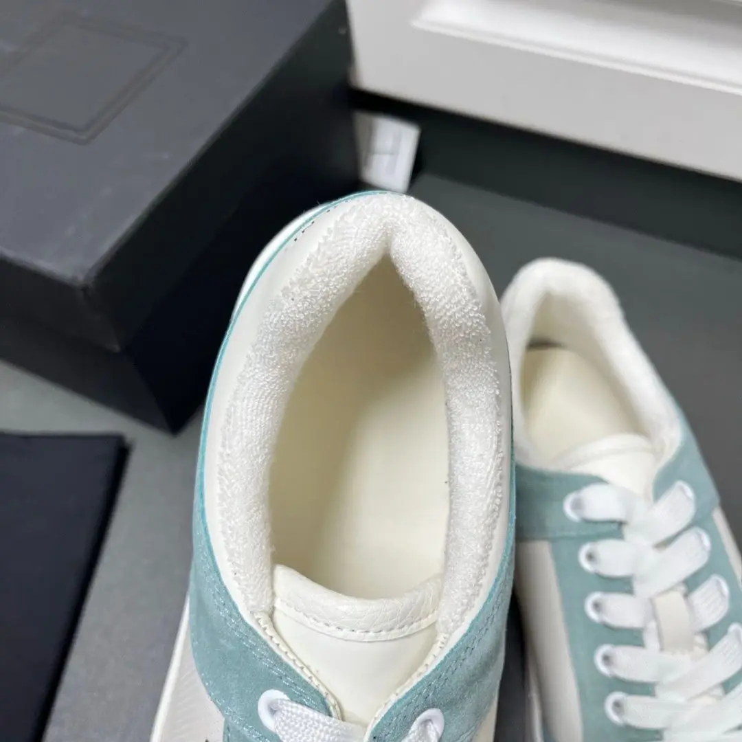 Unisex White Light Blue Color Block Fleece Lined Low Top Sneakers Suede Patchwork Casual Shoes Flat Warm Street Skate Footwear for Men Women