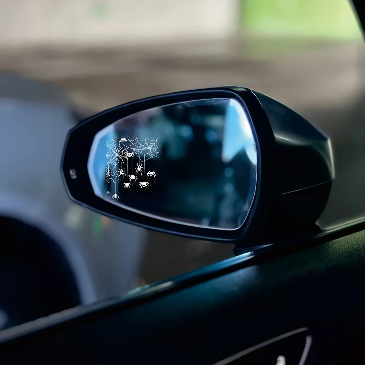 

Устойчивая к износу виниловая самоклеящаяся наклейка на автомобильное зеркало заднего вида с изображением паутины на Хэллоуин - водонепроницаемая и устойчивая к ударам.