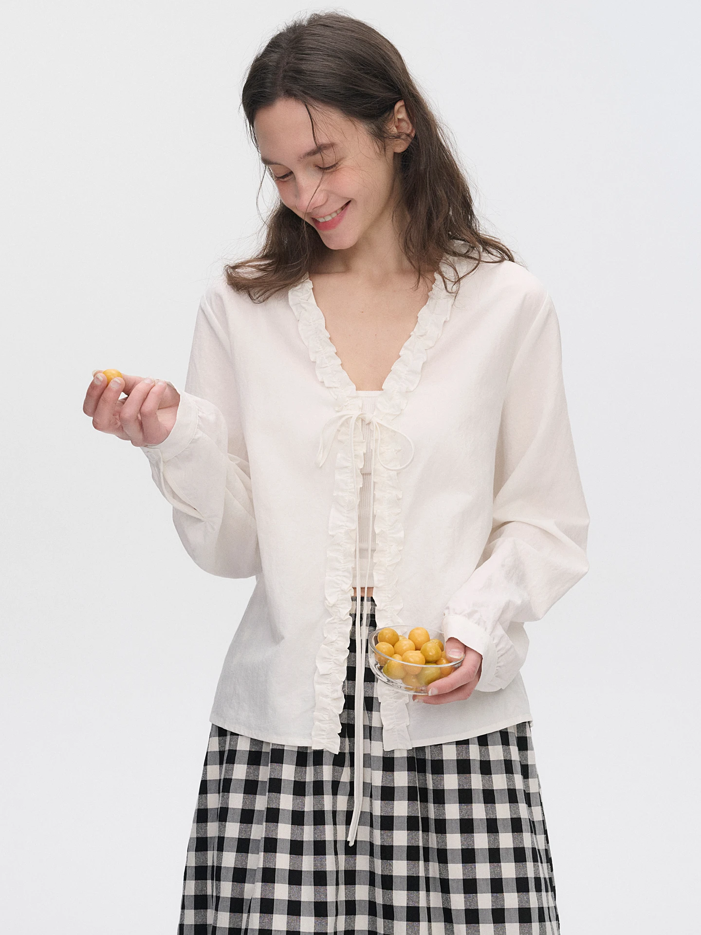 

Белый французский кардиган свободного кроя для женщин с длинными рукавами, V-образным вырезом и декоративными узлами, стройнящий силуэт