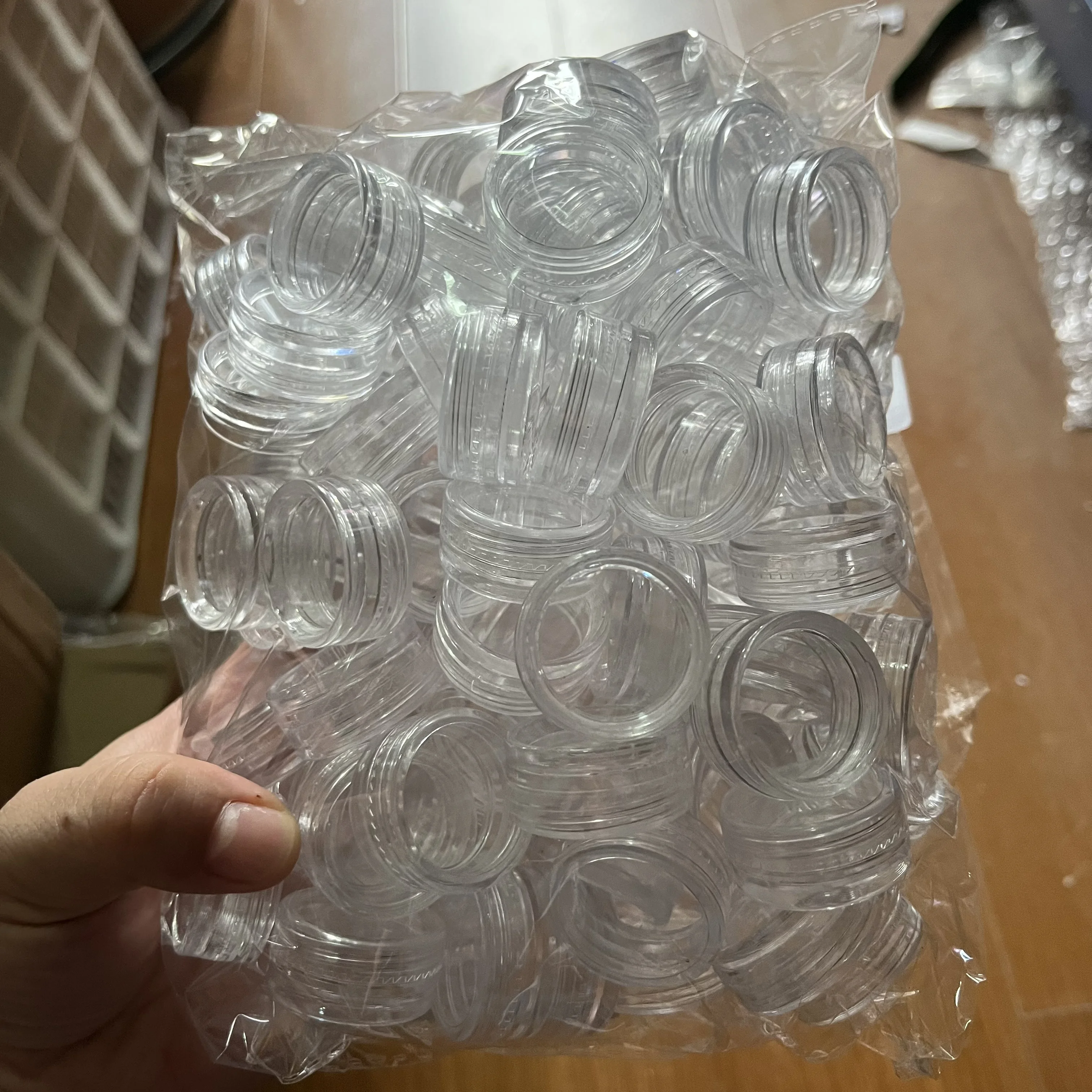 

100pcs Mini Clear Cream Jars 3g Empty Plastic Cosmetic Makeup Pots Transparent Sample Bottles Eyeshadow Cream Lip Balm Container