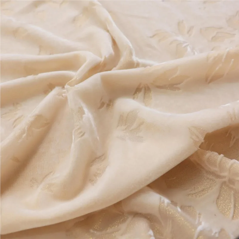 ผ้ากำมะหยี่ทอลายดอกไม้สีทองที่ทำจากผ้าไหมถูกใช้เป็นผ้าสำหรับชุดกี่เพ้า