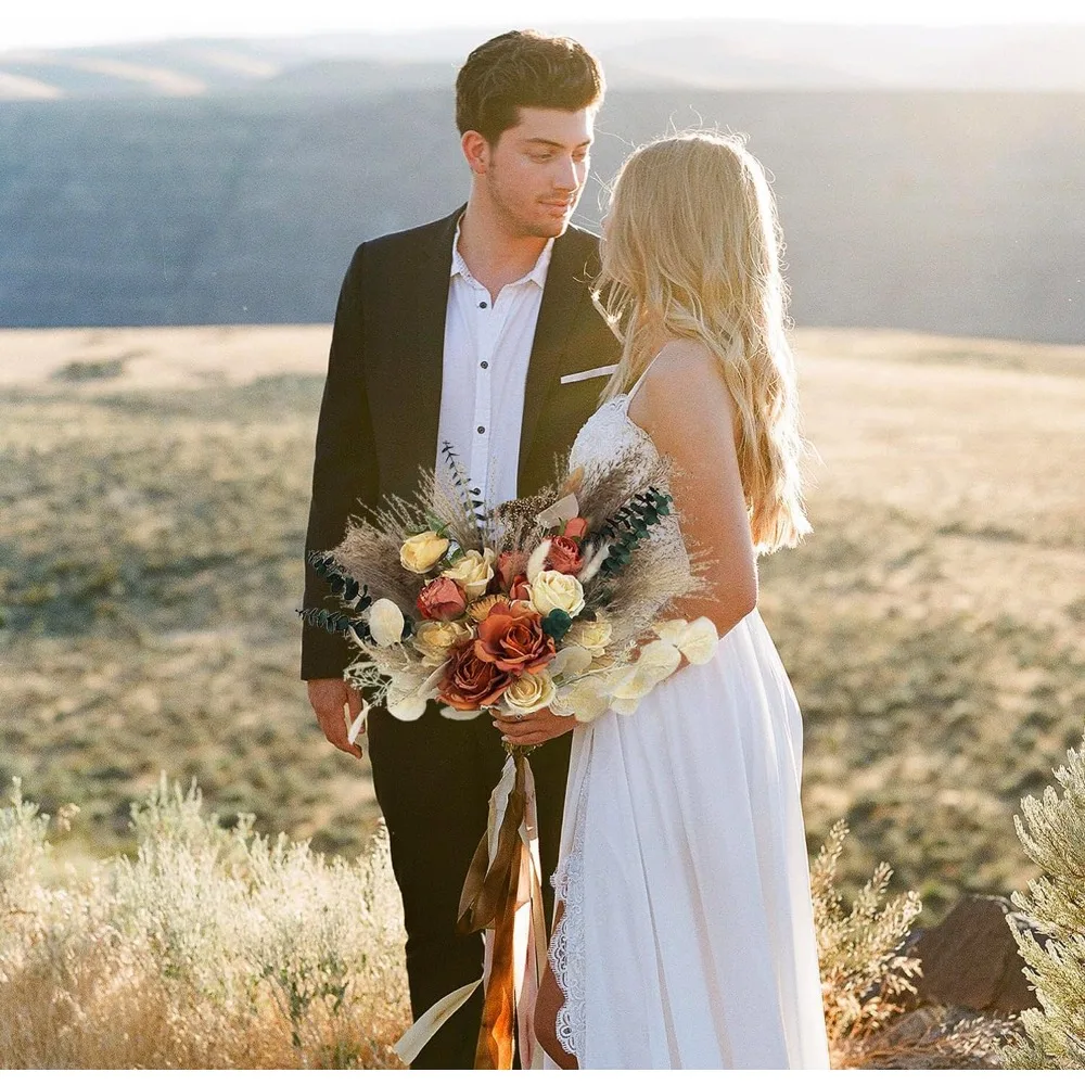 번트 오렌지 드라이 플라워와 팜파스 그래스로 장식된 와이드 폴 웨딩 부케, 보헤미안 및 테라코타 테마 신부들을 위한