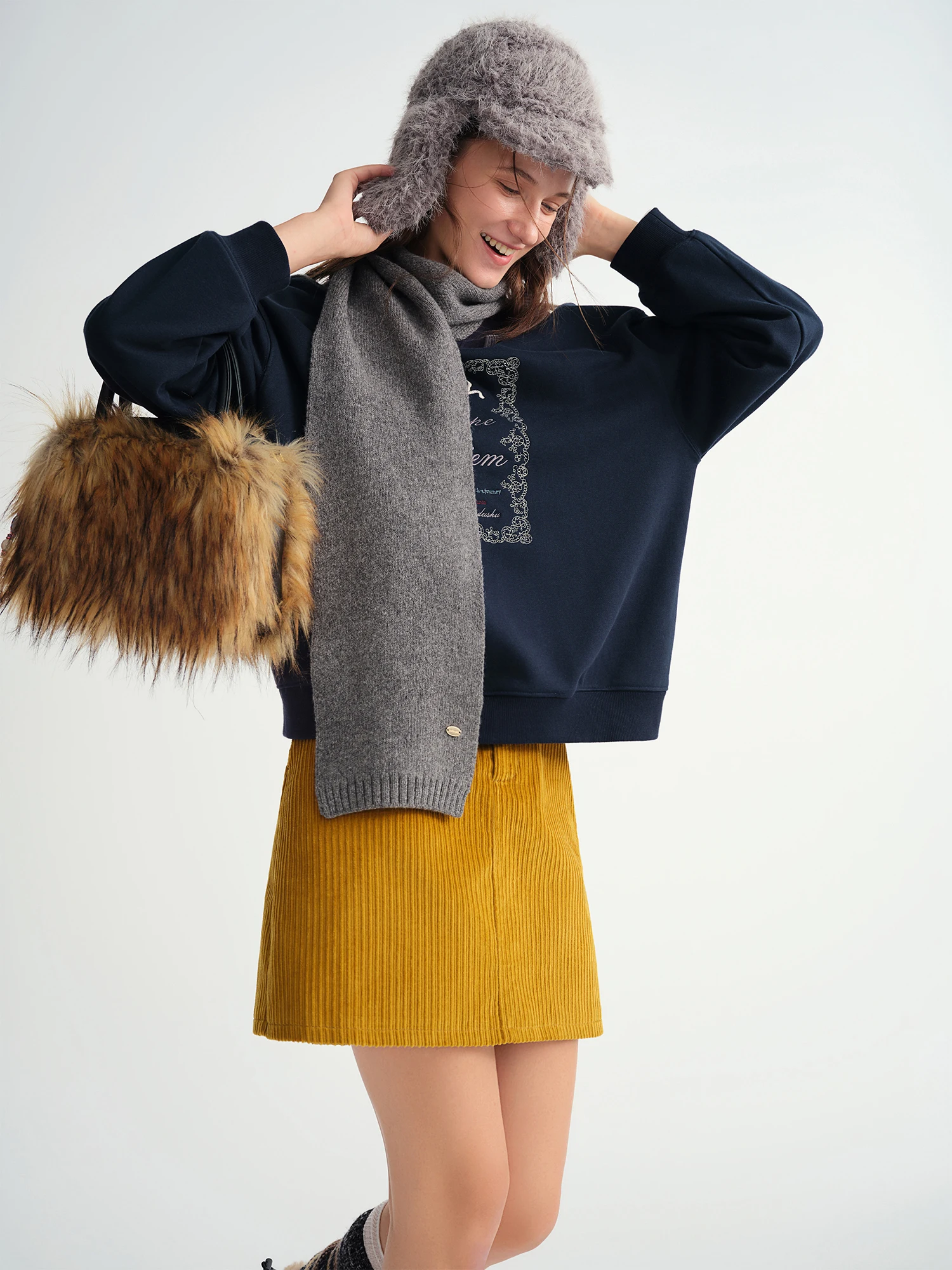 DUSHU خريف شتاء 2025 المرأة ريترو مطرزة المتضخم البلوز-كم طويل الرقبة المستديرة بلوزة كاجوال الشارع الشهير