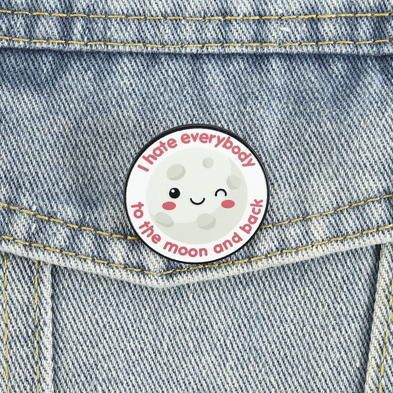 I Hate Everybody To The Moon And Back Emaille-Anstecknadeln, Cartoon-Broschen mit lächelndem Mond, Reversabzeichen, lustige Wortspiele, Schmuck, Geschenk für Freunde