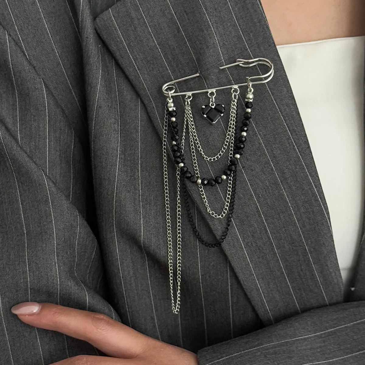 

Ingemark New Trendy Black Crystal Beads Heart-shaped Pendant Brooches Women Exquisite Metal Tassel Suit Collar Pins Accessories