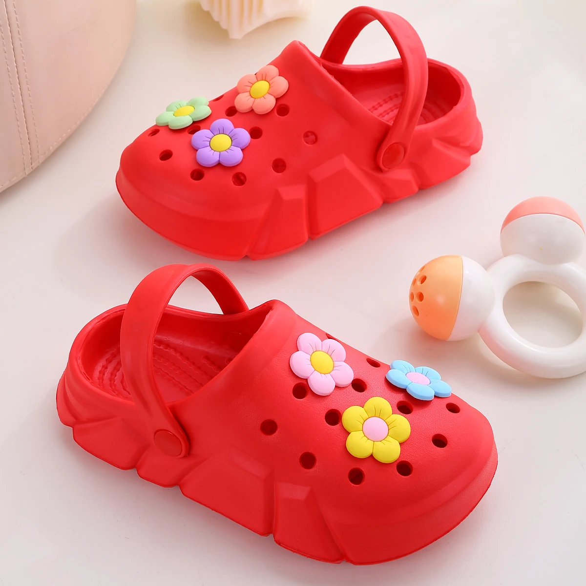 Girls casual cute non-slip clogs, breathable quick-drying lightweight clogs, suitable for indoor and outdoor shower slippers