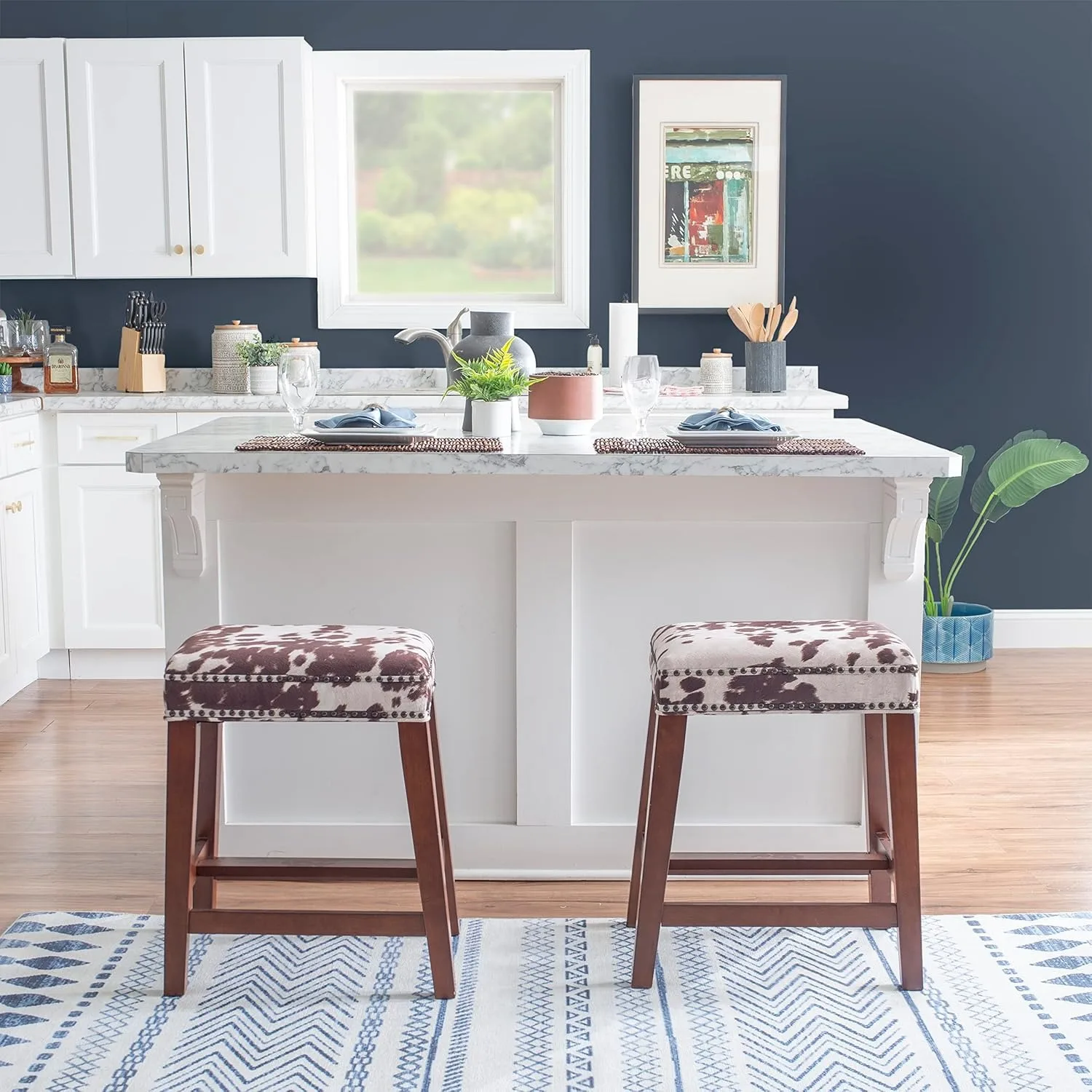 مقعد مرتفع بطبعة بقرة بنية مفتوح الظهر مقاس 24 بوصة، متين وقوي، بعمق 14.5 بوصة × 20 بوصة وعرض × 24 بوصة