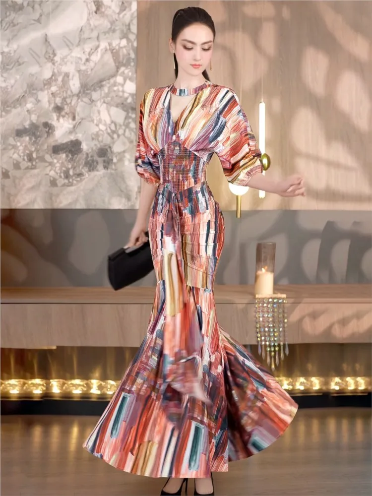 A new trendy and stylish mid-length knee-length fishtail dress with unique print style