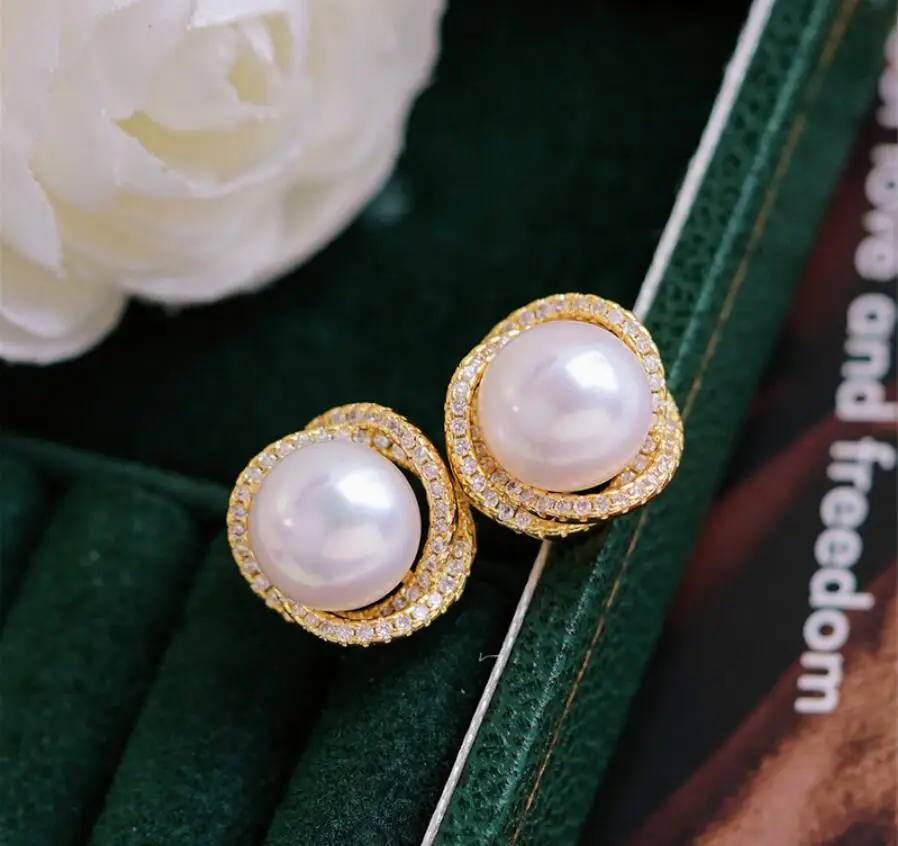 Elegant Pair of South Sea 9-10mm White Pearl Earring 925s