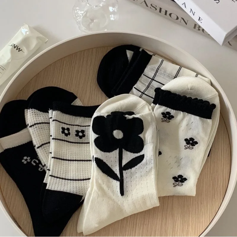 

Kave Spring/summer Black and White Solid Color Flowers Fresh Women's Socks Wholesale Cute Ins Medium Tube Sweet Breathable