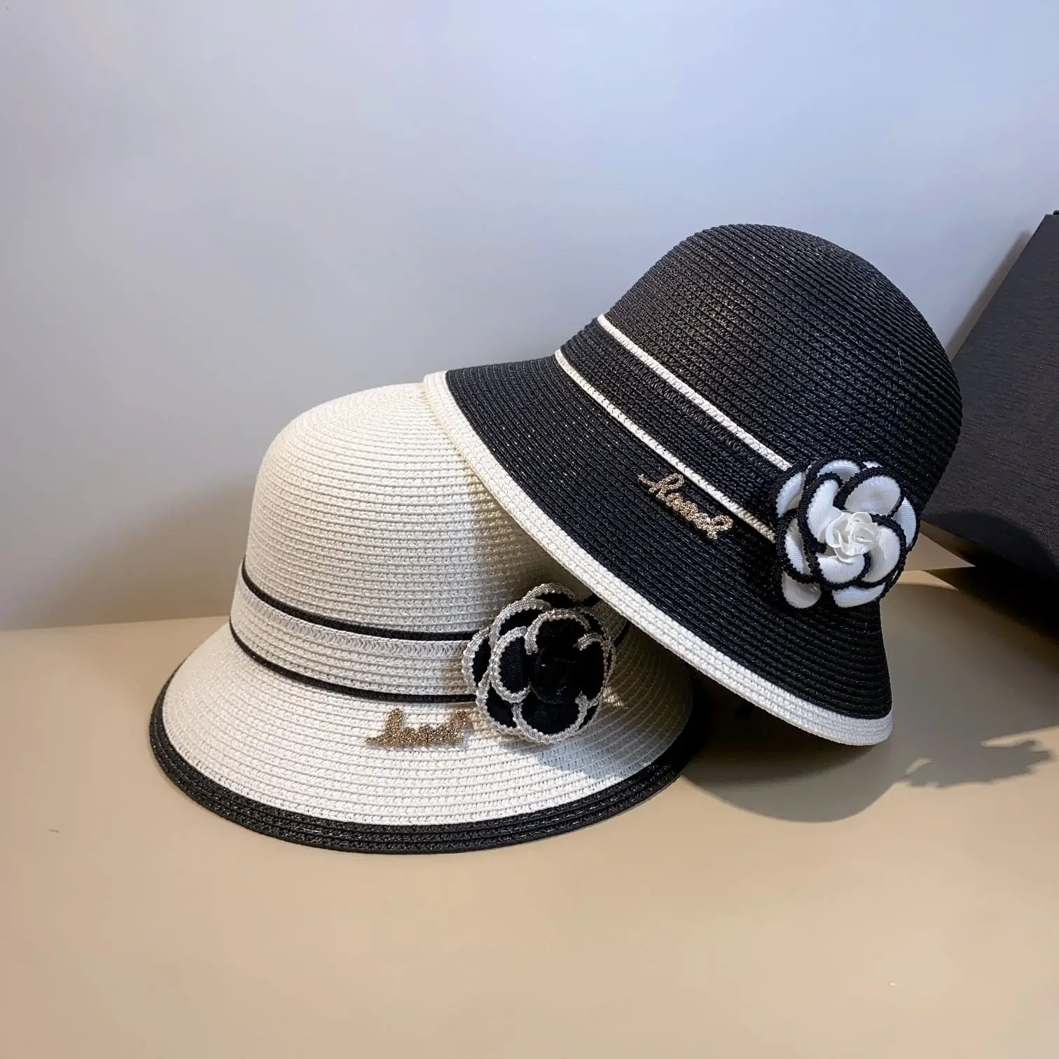 Hot sale small fragrant wind black and white patchwork straw outdoor elegant Hepburn style sunscreen sun hat