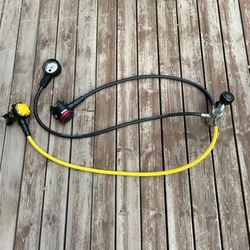 جهاز تنفس صمام تخفيض ضغط الرأس من المرحلة الأولى والثانية للغوص، مقياس الضغط