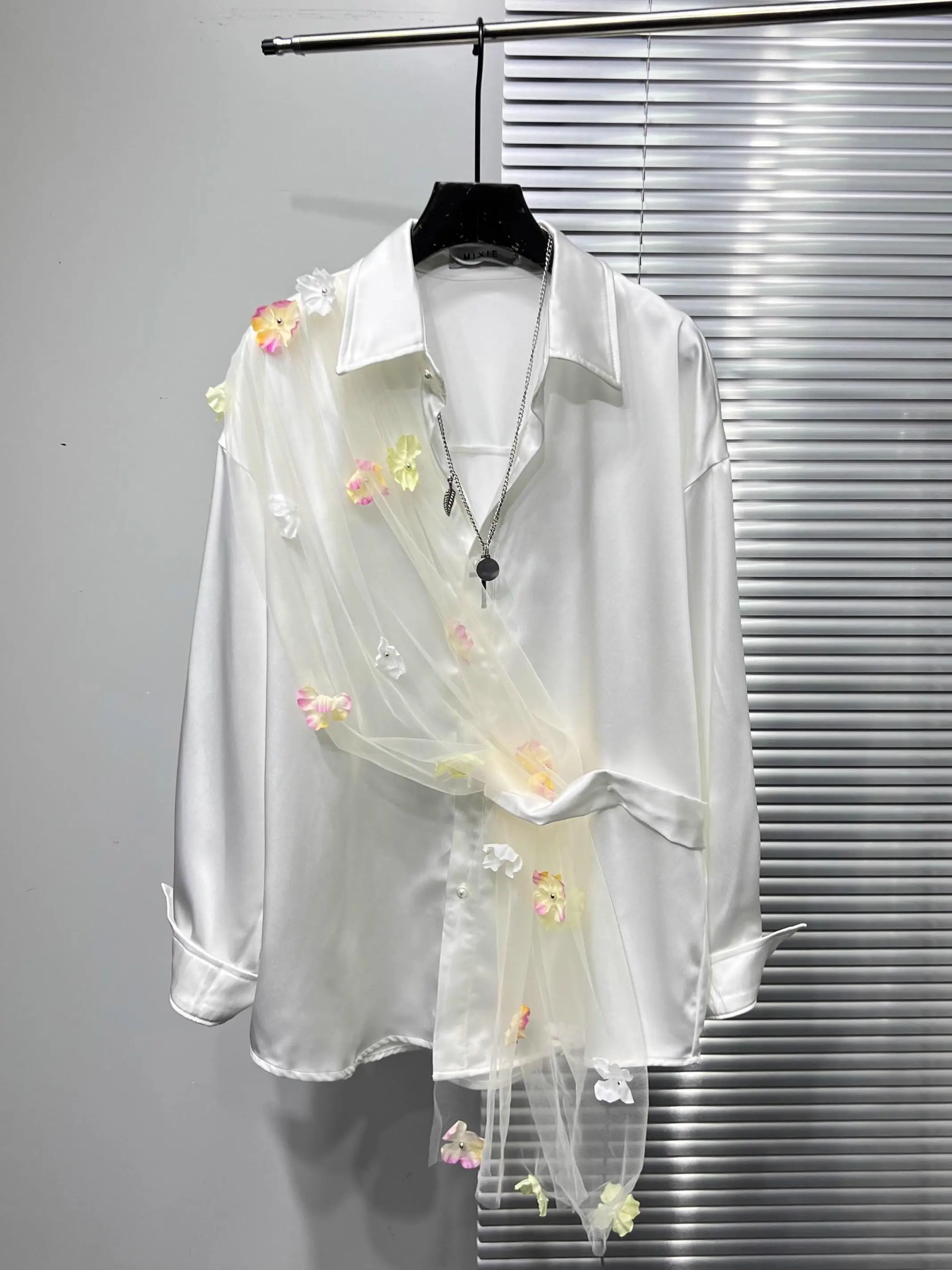 

Spring Autumn New Sle Men's Long Sve irt Floral Embroidery Net Splicing Design Casual Faionable Turn-down Collar Top