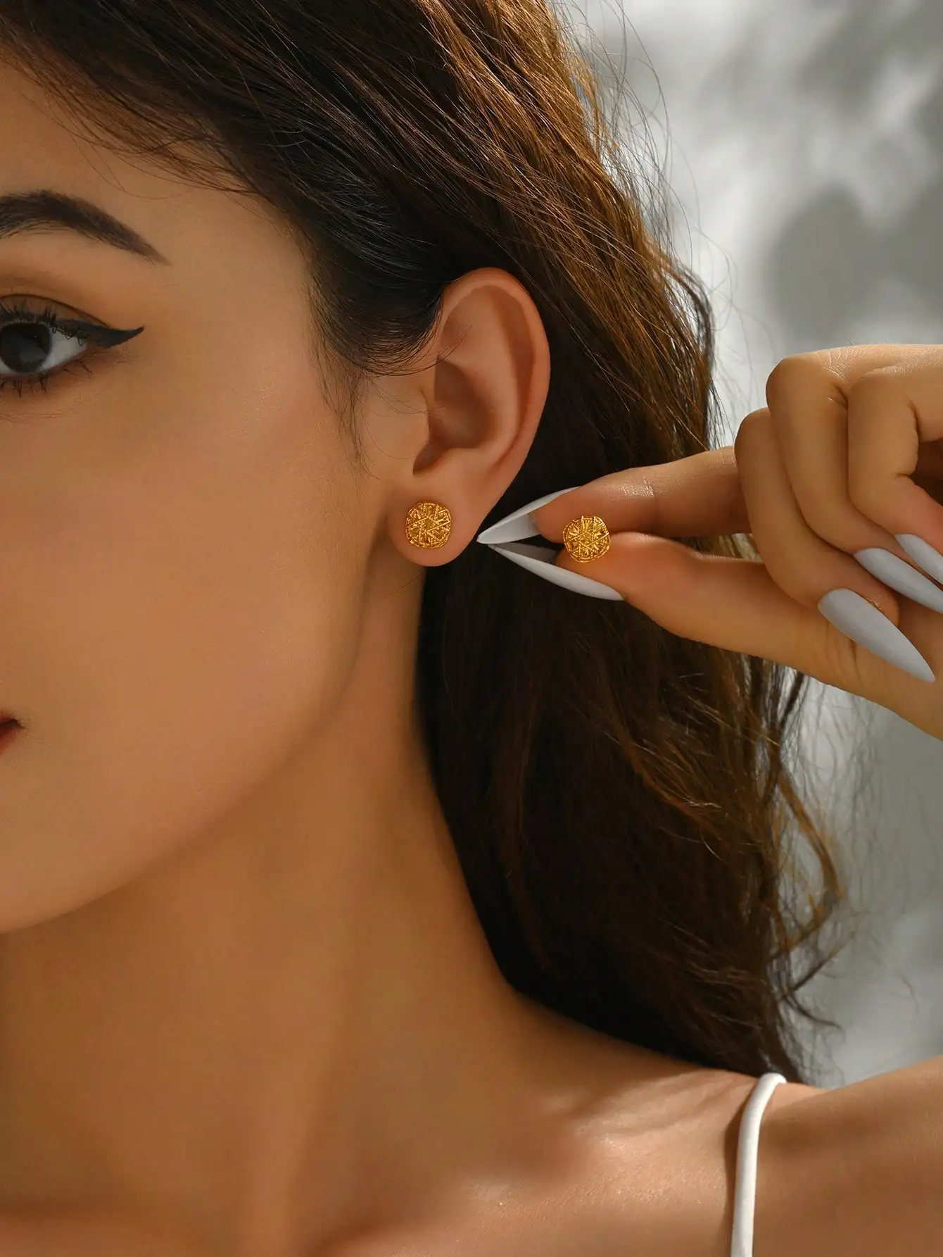 1 pair of 24K gold-plated copper earrings, compact and elegant, with intricate circular patterns and intricate designs. Vintage and finely crafted earrings, luxurious and suitable for formal wear, versatile earrings that add a touch of sophistication