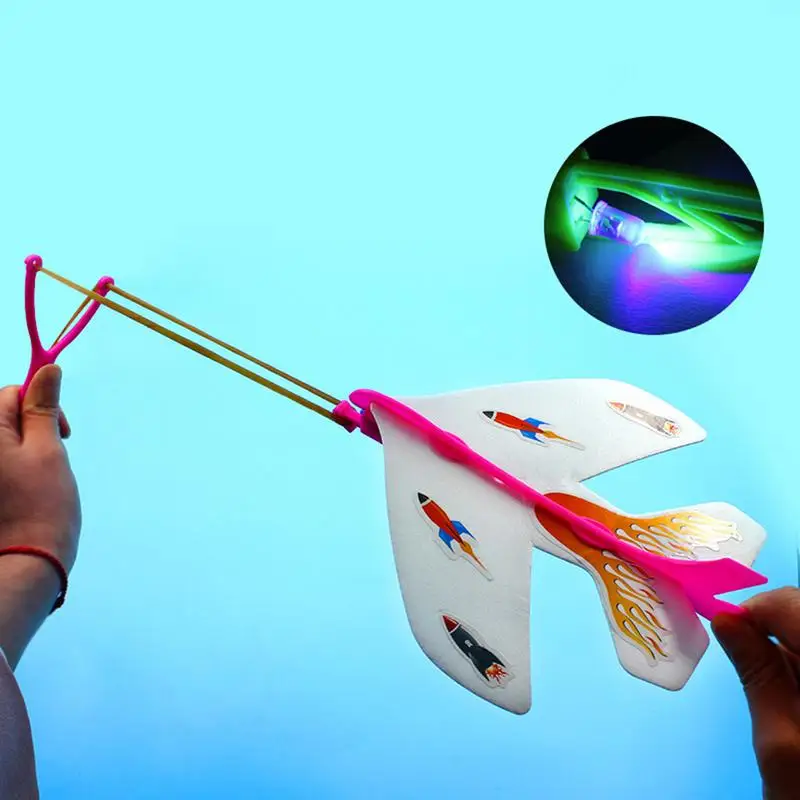 طائرة شراعية خفيفة بإضاءة LED مقلاع طائرات للأطفال على شكل طائرة شراعية مشغلة يدويًا حفلة زينة هدية عيد ميلاد