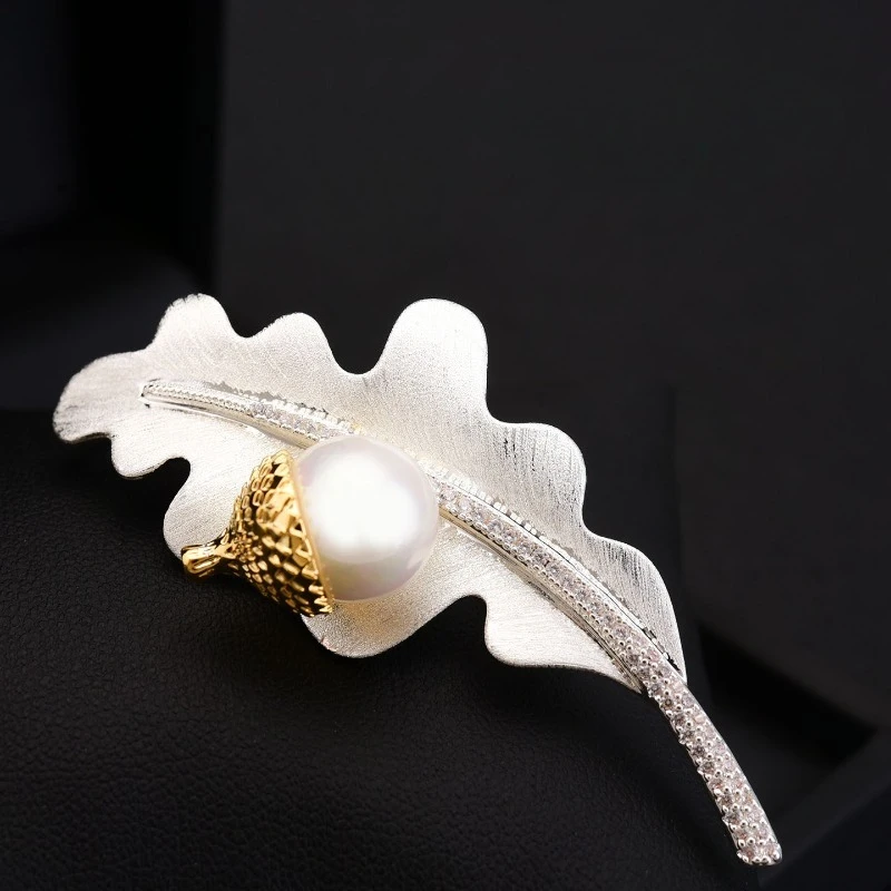 Natural Leaf Acorn Pearl Brooch Women Elegant Designer Lapel Pin Suit Coat Shawl Decor Accessory Wedding Daily Wear Jewelry Gift