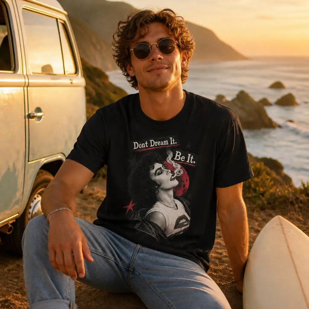 Tim Curry Gedenk-T-Shirt „Rockys Horror Picture Show“, Lässiges Kurzarm-T-Shirt mit Rundhalsausschnitt, Reine Baumwolle – Detail 4