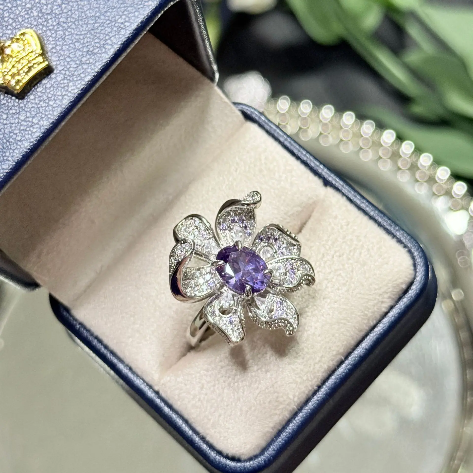 Vintage Sparkling Violet Iris Full Diamonds Rings for Women Elegant and Sparkling Fashion Flowers Ring Jewelry Accessories