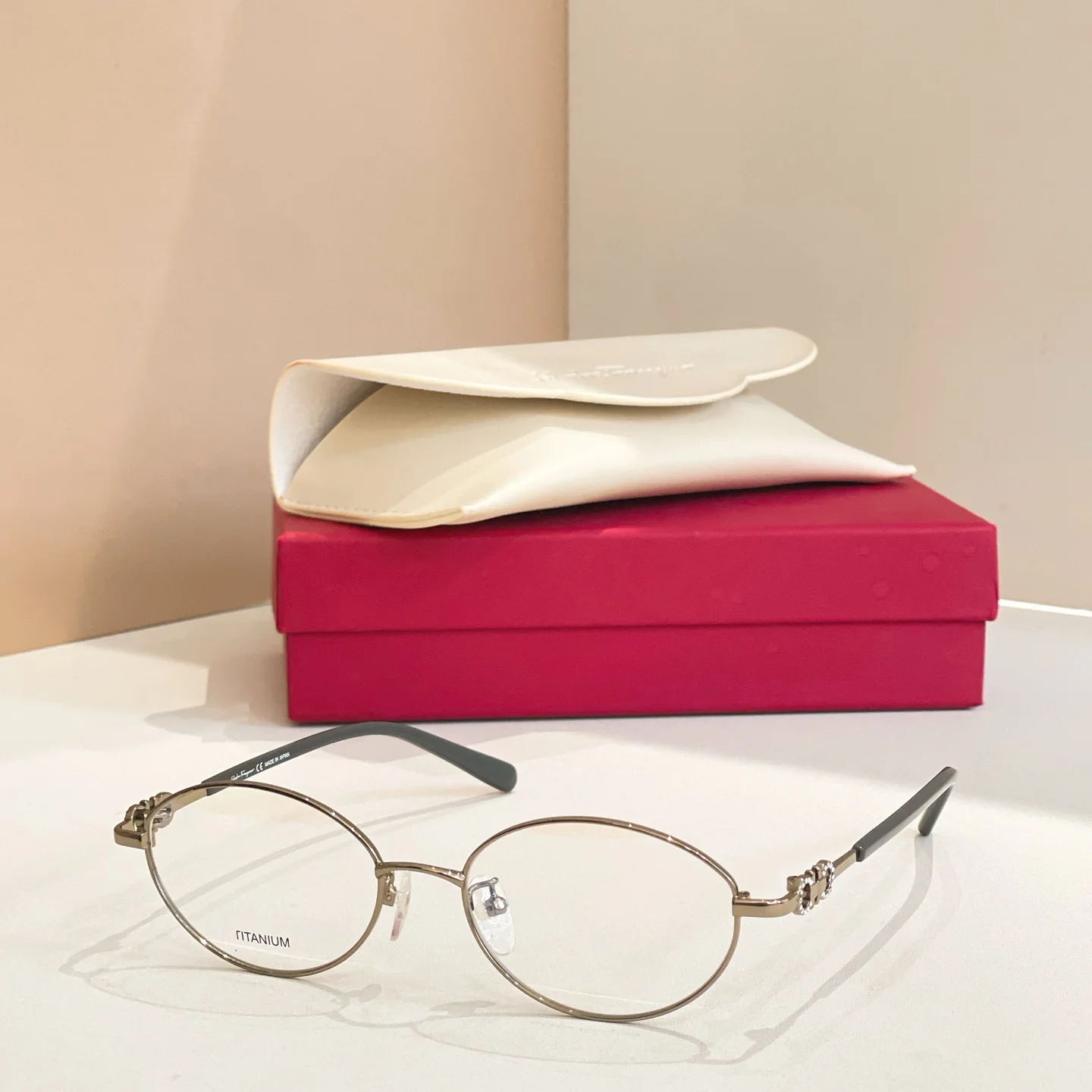 نظارات من سبائك التيتانيوم للنساء، إطارات طبية مرنة وخفيفة الوزن للغاية، نظارات بصرية بنمط مصمم مع هدية مريحة