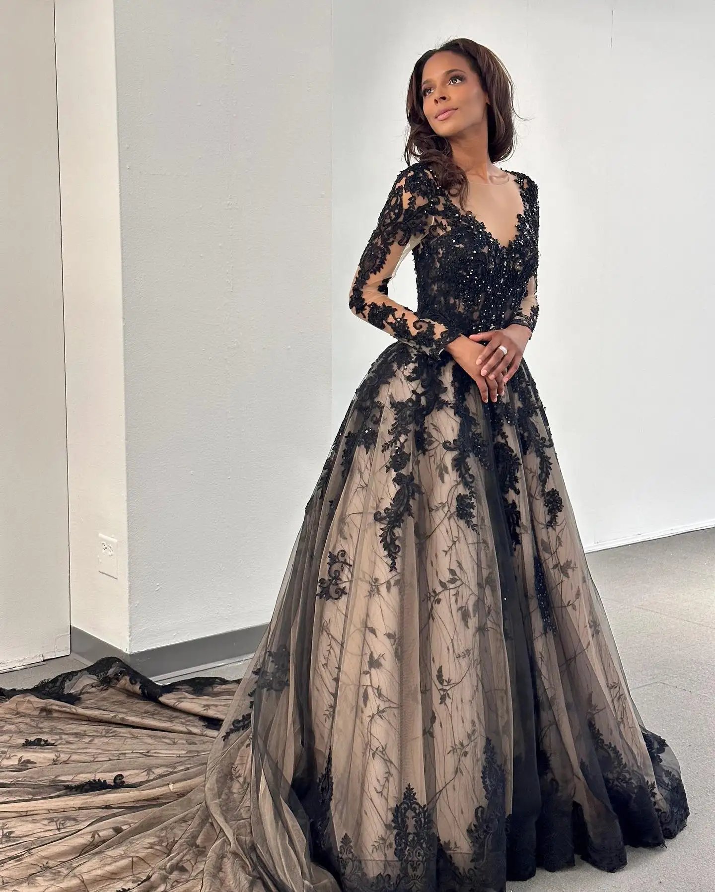 Luxury Long Sleeve A-line Wedding Dresses Tulle Black V-neck Lace Appliques Sequins Party Dress Elegant Floor-Length Bridal Gown